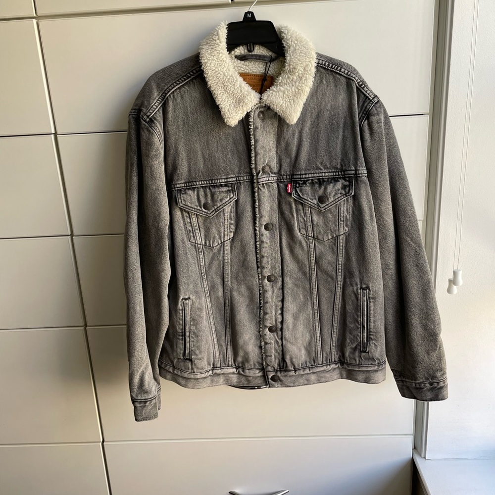 Levi’s VINTAGE FIT SHERPA TRUCKER JACKET new with tags